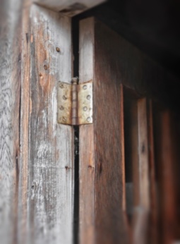 detail door and hinge